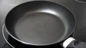 washing skillet pan with vinegar
