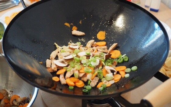 stainless steel vs carbon steel wok
